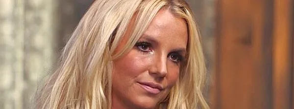 Κοντινό πλάνο της Britney Spears με ξανθά μαλλιά.