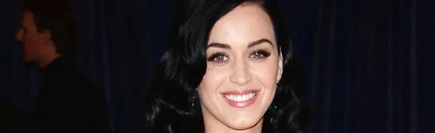 Η Katy Perry χαμογελάει σε εκδήλωση.