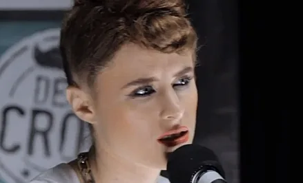 Η Kiesza τραγουδάει σε μικρόφωνο