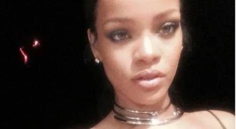 Κοντινή selfie της Rihanna με μεταλλικό κολιέ.