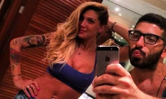 Η Αγγελική Ηλιάδη σε selfie φωτογραφία με έναν άνδρα.