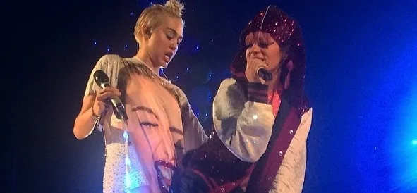 Η Miley Cyrus και η Lily Allen στη σκηνή