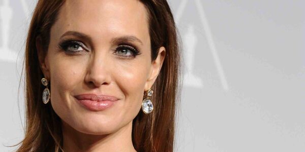Παρουσιαστής “μαρτυράει” την Angelina Jolie: «Μου είπε κάποτε μέσα σε ένα ασανσέρ πως είναι ξαναμμένη»