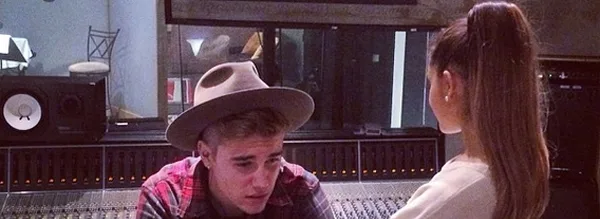 Ο Justin Bieber και η Ariana Grande σε στούντιο ηχογράφησης.