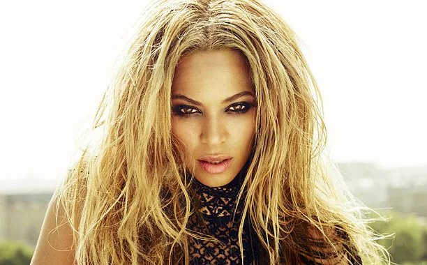 Κοντινό πορτρέτο της Beyonce με ξανθά μαλλιά και έντονο μακιγιάζ στα μάτια.