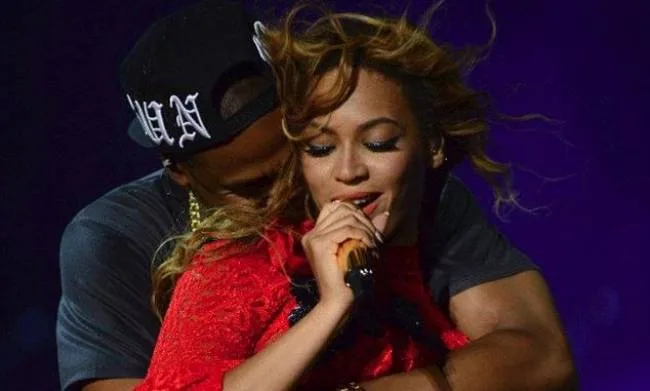 Η Beyonce και ο Jay Z αγκαλιασμένοι στη σκηνή κατά τη διάρκεια συναυλίας.