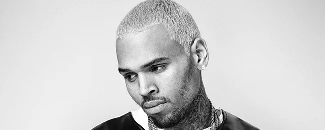 Ο Chris Brown σε ασπρόμαυρο πορτρέτο με ξανθό κοντό μαλλί