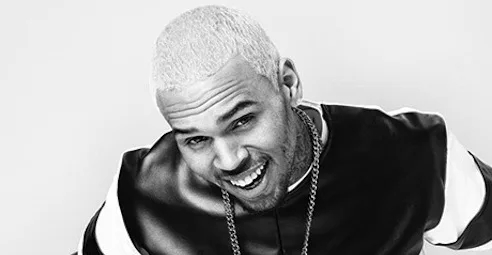 Ο Chris Brown με ξανθό μαλλί και αλυσίδα στο λαιμό.