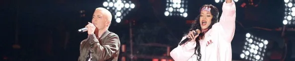 Ο Eminem και η Rihanna τραγουδούν μαζί στη σκηνή του Lollapalooza Festival.