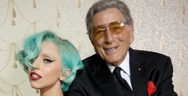 Η Lady Gaga με γαλάζια μαλλιά δίπλα στον Tony Bennett.