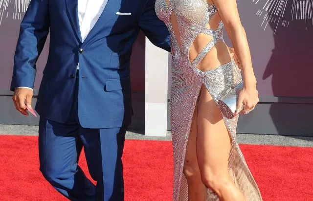 Η Jennifer Lopez με αποκαλυπτικό ασημί φόρεμα στα βραβεία MTV.