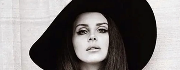 Η Lana Del Rey με μαύρο πλατύγυρο καπέλο