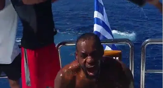 Ο Lebron James σε σκάφος με την ελληνική σημαία στο φόντο.