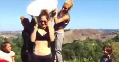 Η Jennifer Lopez συμμετέχει στο Ice Bucket Challenge.