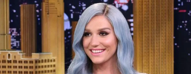 Η Kesha με γαλάζια μαλλιά σε τηλεοπτικό πλατό