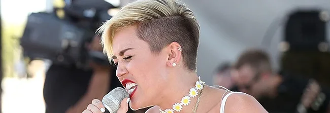 Η Miley Cyrus τραγουδάει σε σκηνή