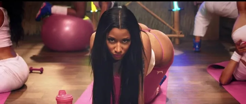 Η Nicki Minaj σε σκηνή από το βίντεοκλιπ Anaconda.