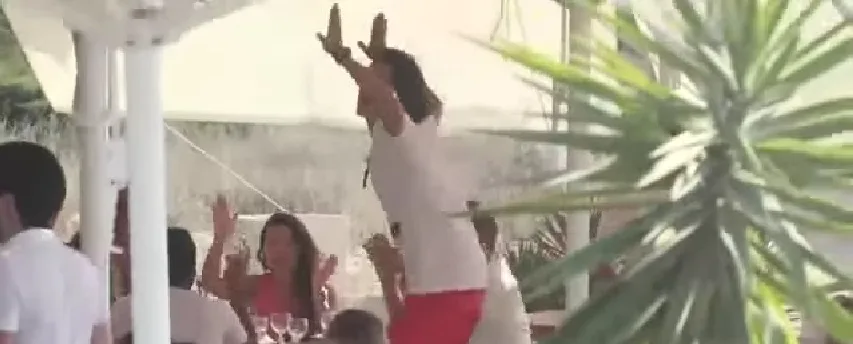 Ο Orlando Bloom χορεύει όρθιος σε τραπέζι εστιατορίου.
