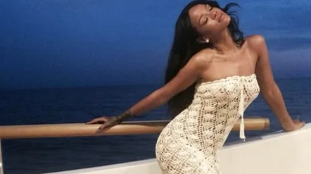 Η Rihanna ποζάρει με λευκό πλεκτό φόρεμα πάνω σε γιοτ.