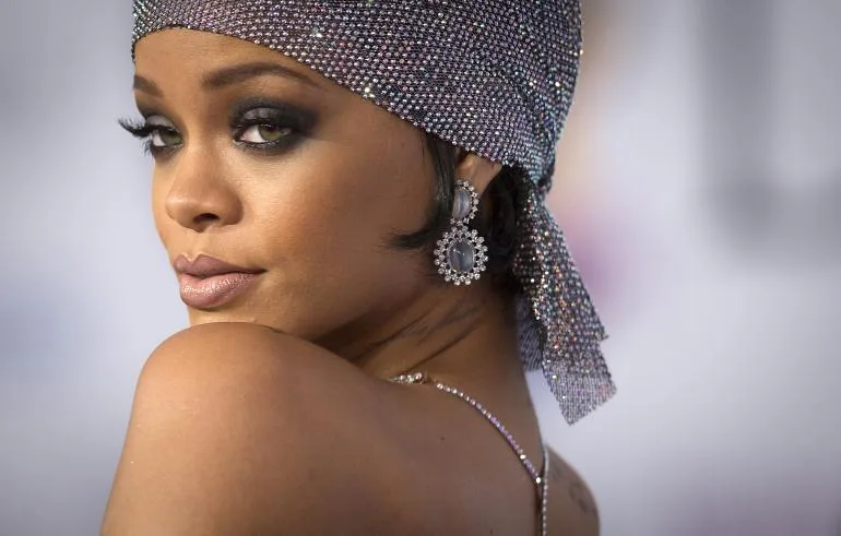 Η Rihanna με αστραφτερό μαντήλι στο κεφάλι και εντυπωσιακά σκουλαρίκια.