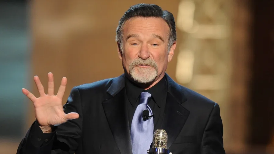 Ο Robin Williams σε ομιλία του σε σκηνή.