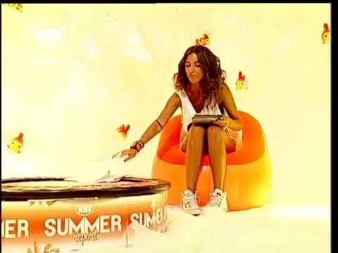 Παρουσιάστρια σε πλατό της εκπομπής Summer Report του Mad TV.