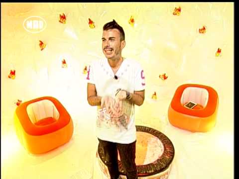 Ο Δημήτρης σε πλατό του Mad TV για το Summer Report.