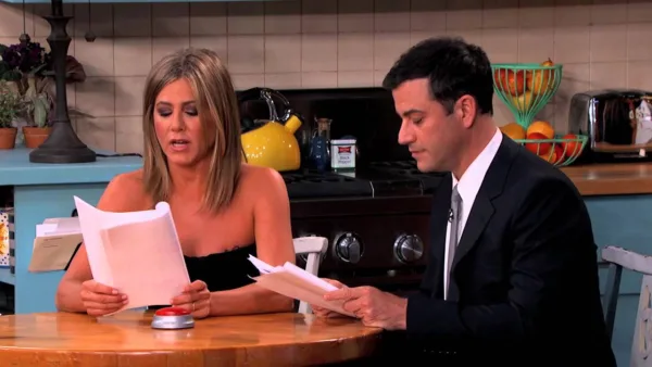 Η Jennifer Aniston και ο Jimmy Kimmel διαβάζουν ένα σενάριο σε σκηνικό κουζίνας.