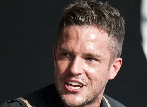 Ο Brandon Flowers των Killers σε κοντινό πλάνο.