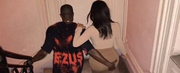 Ο Kanye West και η Kim Kardashian σε σκάλα