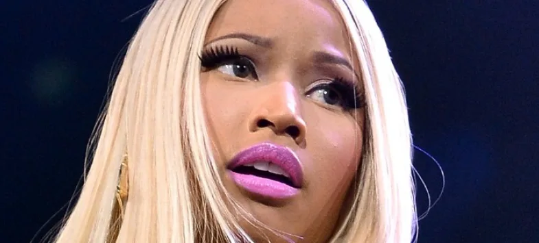 Κοντινό πλάνο της Nicki Minaj με ξανθά μαλλιά και ροζ κραγιόν.