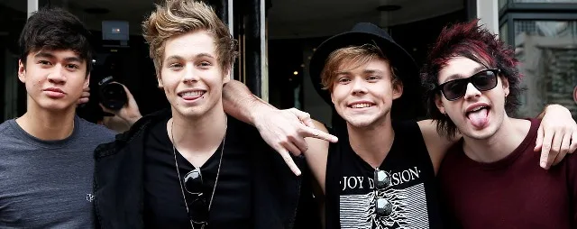 Τα μέλη του συγκροτήματος 5 Seconds of Summer κατά την έξοδό τους από τον ραδιοφωνικό σταθμό NRJ στο Παρίσι.