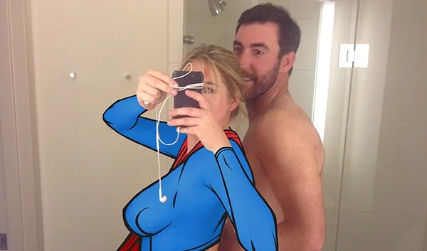 Η Kate Upton και ο Justin Verlander σε selfie καθρέφτη με ψηφιακά προστιθέμενη στολή Supergirl.