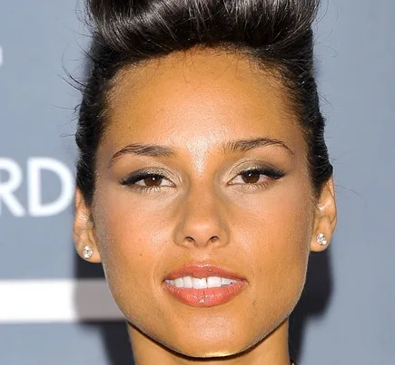 Κοντινό πορτρέτο της Alicia Keys με εντυπωσιακό χτένισμα και μακιγιάζ.
