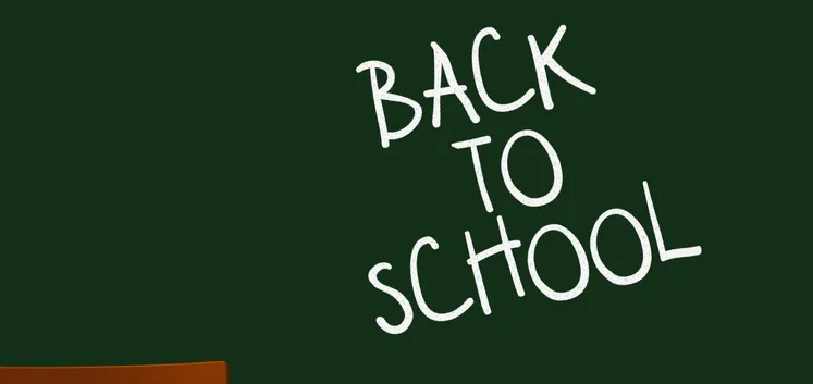 3D απεικόνιση σχολικής αίθουσας με τη φράση Back to School γραμμένη στον μαυροπίνακα.
