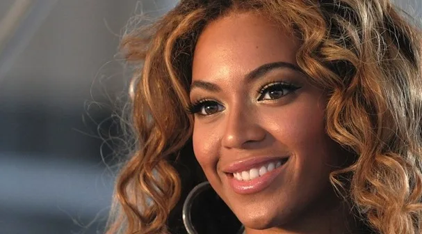 Κοντινό πλάνο της Beyonce να χαμογελά