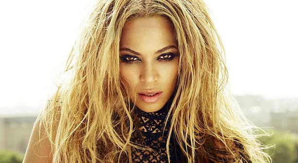 Κοντινό πορτρέτο της Beyonce με ξανθά κυματιστά μαλλιά και έντονο μακιγιάζ στα μάτια.