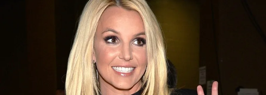 Κοντινό πλάνο της Britney Spears να χαμογελάει.