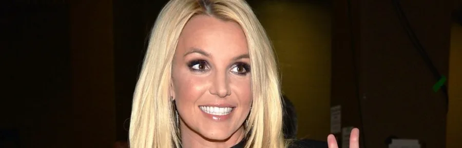 Κοντινό πλάνο της Britney Spears να χαμογελάει.
