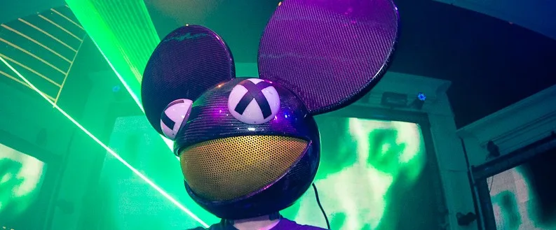 Ο DJ Deadmau5 με τη χαρακτηριστική μάσκα ποντικιού σε ζωντανή εμφάνιση.