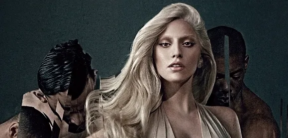 Η Lady Gaga με ξανθά μαλλιά ανάμεσα σε άνδρες μοντέλα για το άρωμα Eau De Gaga.