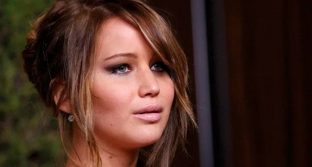 Πορτρέτο της Jennifer Lawrence σε άρθρο για τη διαρροή προσωπικών φωτογραφιών διασήμων.
