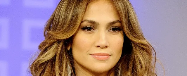 Κοντινό πλάνο της Jennifer Lopez με κυματιστά καστανόξανθα μαλλιά.