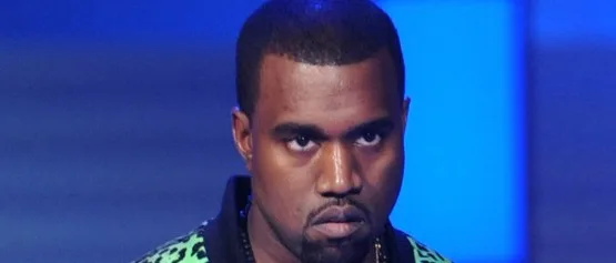 Ο Kanye West με σοβαρό ύφος σε μπλε φόντο.