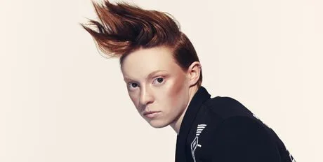 Η La Roux με το χαρακτηριστικό της χτένισμα σε λευκό φόντο.