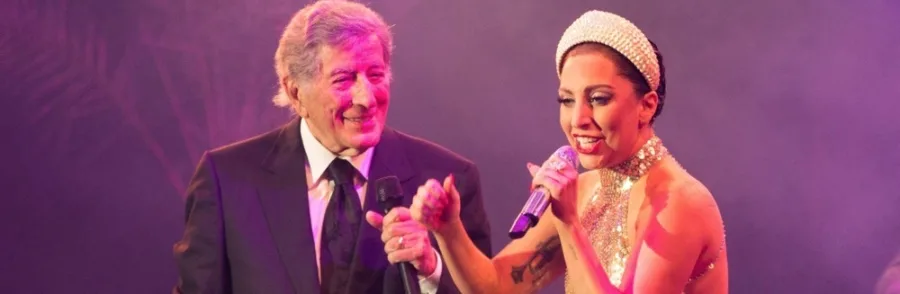 Η Lady Gaga και ο Tony Bennett τραγουδούν μαζί στη σκηνή.
