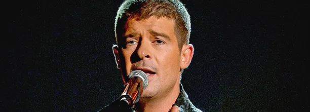 Ο Robin Thicke τραγουδάει σε μικρόφωνο