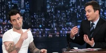 Ο Adam Levine και ο Jimmy Fallon στο πλατό της εκπομπής The Tonight Show.