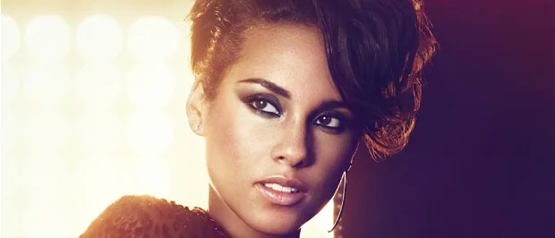 Η Alicia Keys σε κοντινό πλάνο με έντονο μακιγιάζ στα μάτια.