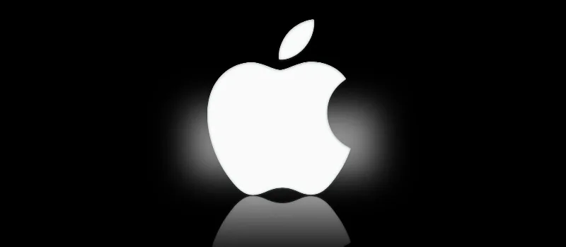 Το λογότυπο της Apple σε μαύρο φόντο με αντανάκλαση.